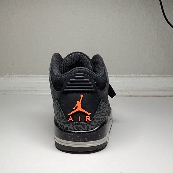 Jordan 3 Retro Fear - Picture 4 of 7